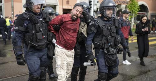 1. Mai eskaliert: Prix-Courage-Träger Remo Schmid bezeichnete Polizist als «blöden Wichser» und wurde deshalb weggezerrt – Die Weltwoche