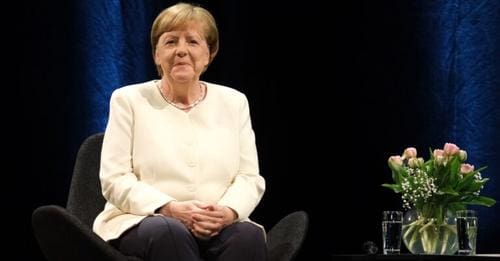 Angela Merkel erklärt sich für unfehlbar. Olaf Scholz tut es ihr gleich. Deutschland hat Glück mit seinen Kanzlern, nicht wahr? – Die Weltwoche