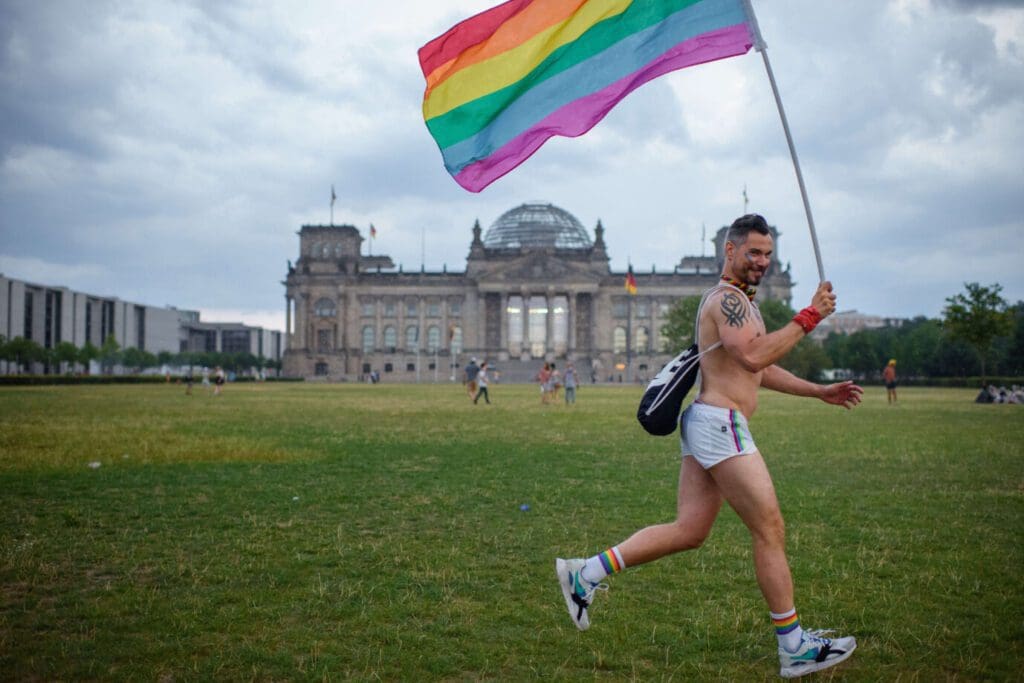 queere-initiative-plant-groesste-regenbogenflagge-deutschlands-am-tag-des-grundgesetzes-vor-dem-reichstag-zu-hissen