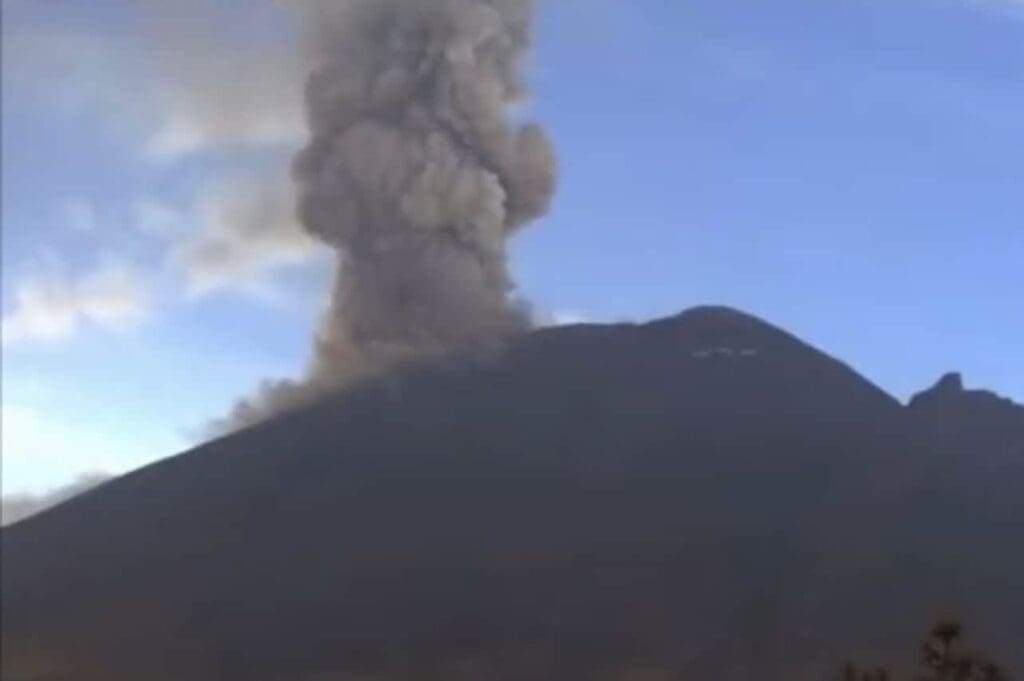 mexiko-erhoeht-alarmstufe,-da-vulkan-rauch,-asche-und-lava-ausstoesst