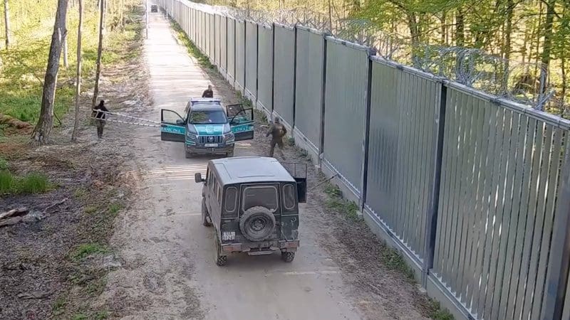 watch-migrants-attack-polish-border-guards