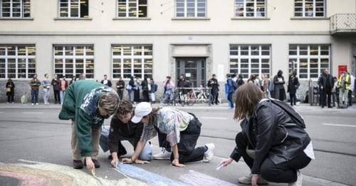 Drag-Queen-Kinderlesung in Zürich: Journalisten, die auf eine rechtsextreme Formation von randalierenden Reichsbürgern, Neonazis, Freiheits-Trychlern gehofft hatten, wurden bitter enttäuscht – Die Weltwoche