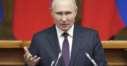 Die USA und die EU wollten Russland mit Öl-Sanktionen bestrafen – trotzdem klingelt Putins Kasse – Die Weltwoche
