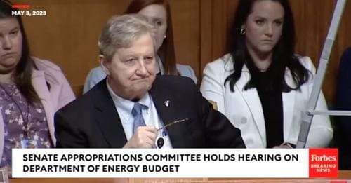 «Sie wissen es nicht, oder?»: US-Senator düpiert Vize-Energieminister, weil dieser keine Ahnung hat, was die horrenden Klima-Ausgaben effektiv bringen. Ein Lehrstück für die Schweiz – Die Weltwoche