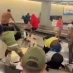 fists-and-weaves-fly-in-massive-brawl-at-chicago-o’hare-airport-(video)->-faeuste-und-zoepfe-fliegen-in-massiver-schlaegerei-am-flughafen-chicago-o’hare-(video)