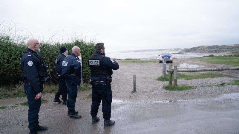 mob-von-migranten-bewerfen-polizeipatrouille-am-franzoesischen-strand-mit-steinen