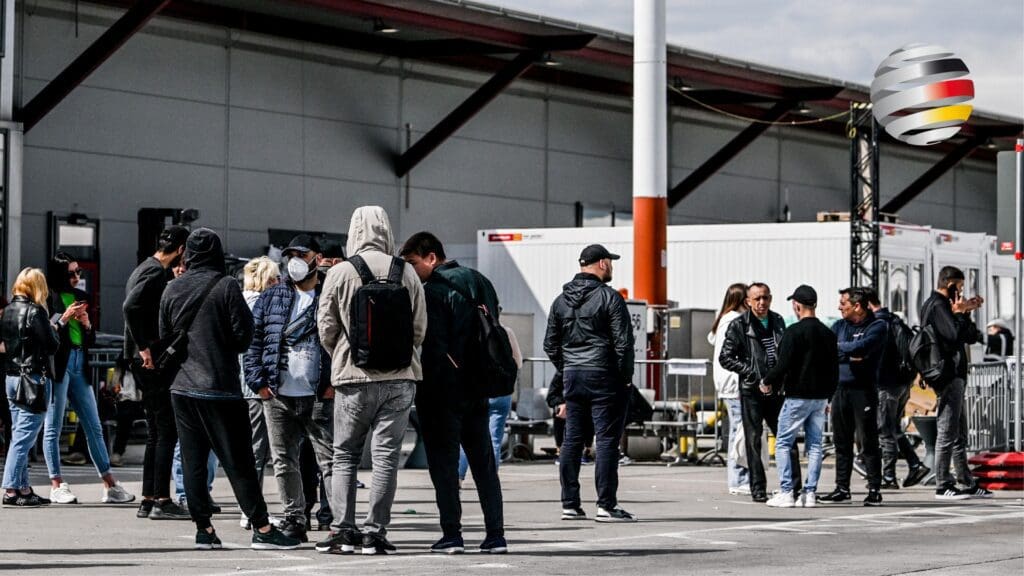 auf-steuerzahlerkosten-anti-deutschland-ampel-liess-mehr-als-52.500-fluechtlinge-einfliegen