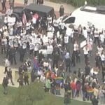eltern-protestieren-gegen-„pride“-versammlung-an-grundschule-in-north-hollywood,-kalifornien-(video):-stoppt-das-grooming-unserer-kinder!