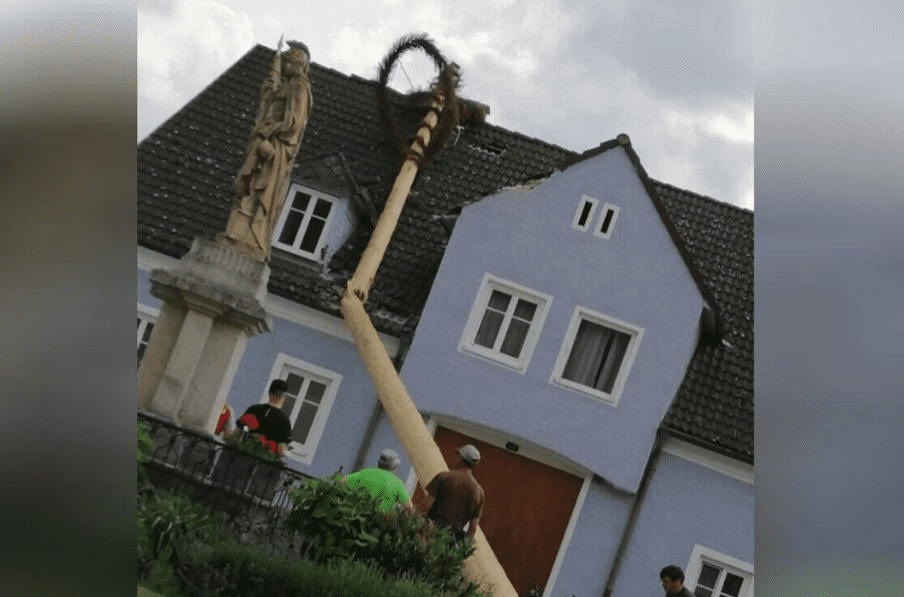 28-meter-hoher-maibaum-auf-wohnhaus-gestuerzt