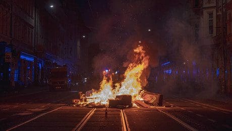 tag-x“-in-leipzig-brennende-barrikaden-festnahmen-und-pokalsieg