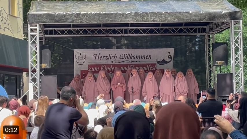 berliner-kinderfest-der-zukunft-kleine-maedchen-in-burka-und-kopftuechern