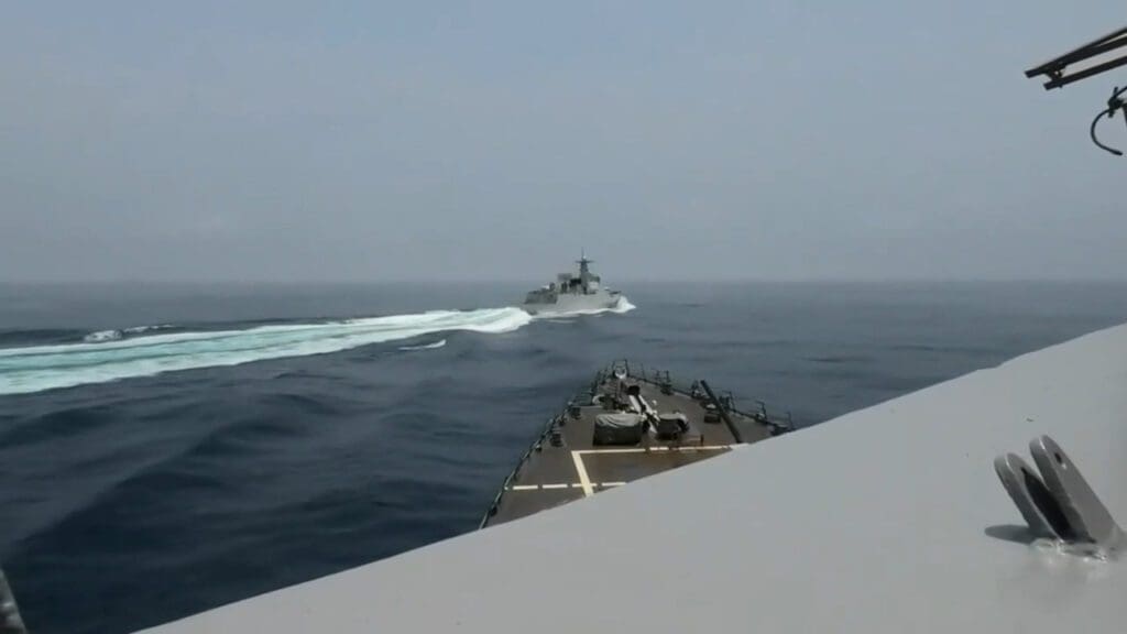 knappes-entkommen:-neues-video-zeigt-chinesisches-kriegsschiff,-das-gefaehrlich-nahe-an-us-zerstoerer-segelt