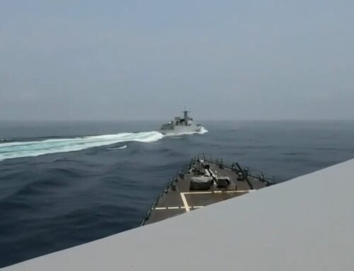 Knappes Entkommen: Neues Video zeigt chinesisches Kriegsschiff, das gefährlich nahe an US-Zerstörer segelt