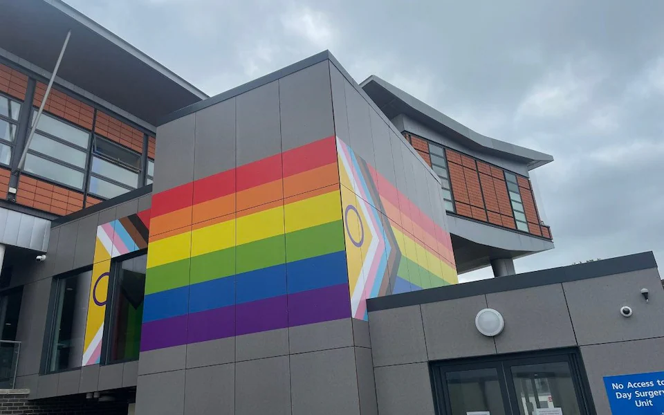 riesige-pride-flagge-am-bromley-hospital-von-gesundheitsminister-kritisiert