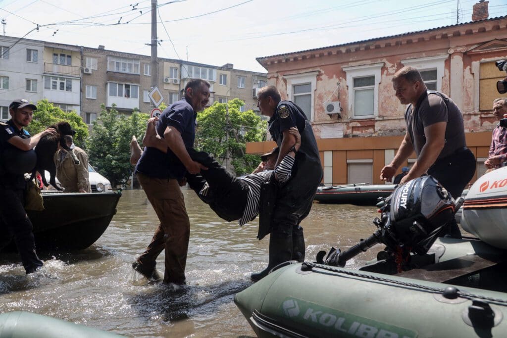 russische-schuesse-auf-retter-in-ueberfluteten-gebieten,-sagt-zelenskyy