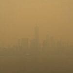 apokalyptischer-dunst-umhuellt-new-york-city,-da-kanadische-waldbraende-die-luftqualitaet-auf-beispiellose-niveaus-erhoehen-und-es-zur-weltweit-am-staerksten-verschmutzten-stadt-machen-(video)
