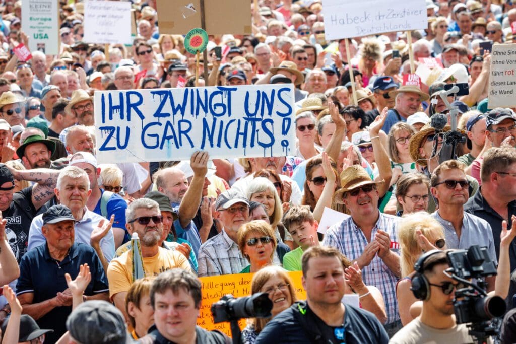 protestkundgebung-gegen-habecks-heizungsplaene:-gruene-und-spd-poltern-gegen-heizungsdemo-in-erding