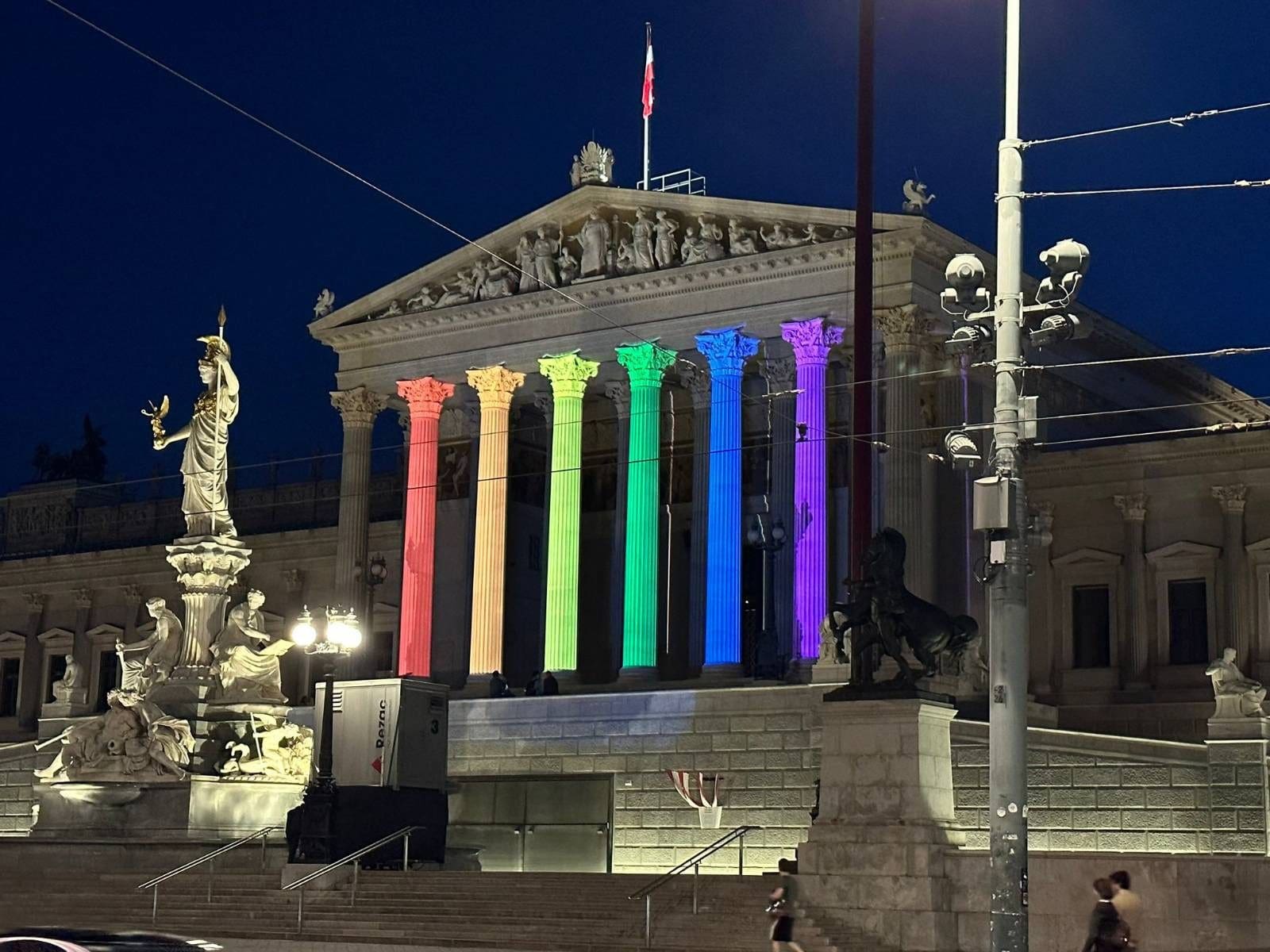 sobotkas-hohes-haus-voll-auf-lgbtiq-propaganda-regenbogen-parlament-und-dragqueen-lesung