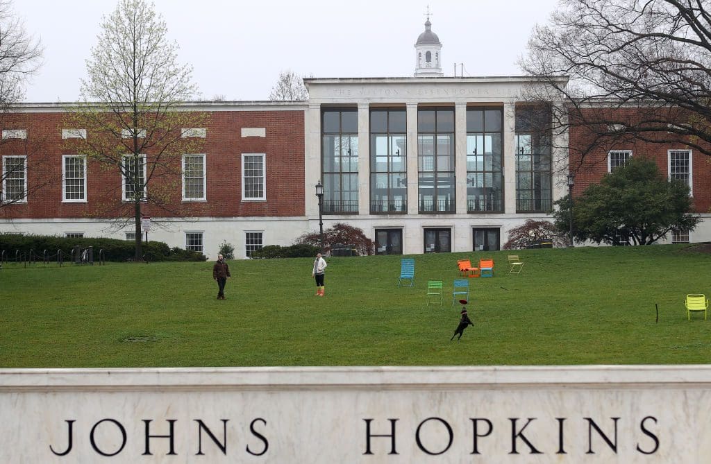 johns-hopkins-university-sagt,-dass-eine-frau-ein-„nicht-mann“-in-einem-neuen-glossar-ist