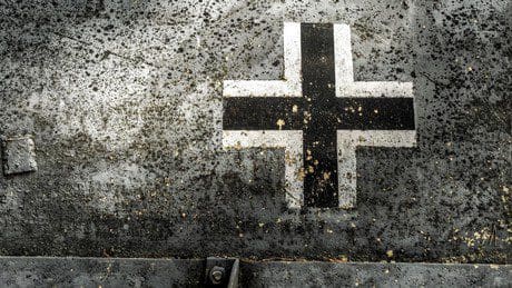 deutscher-panzer-mit-nazi-symbol-auf-dem-schlachtfeld-in-der-ukraine-erwischt