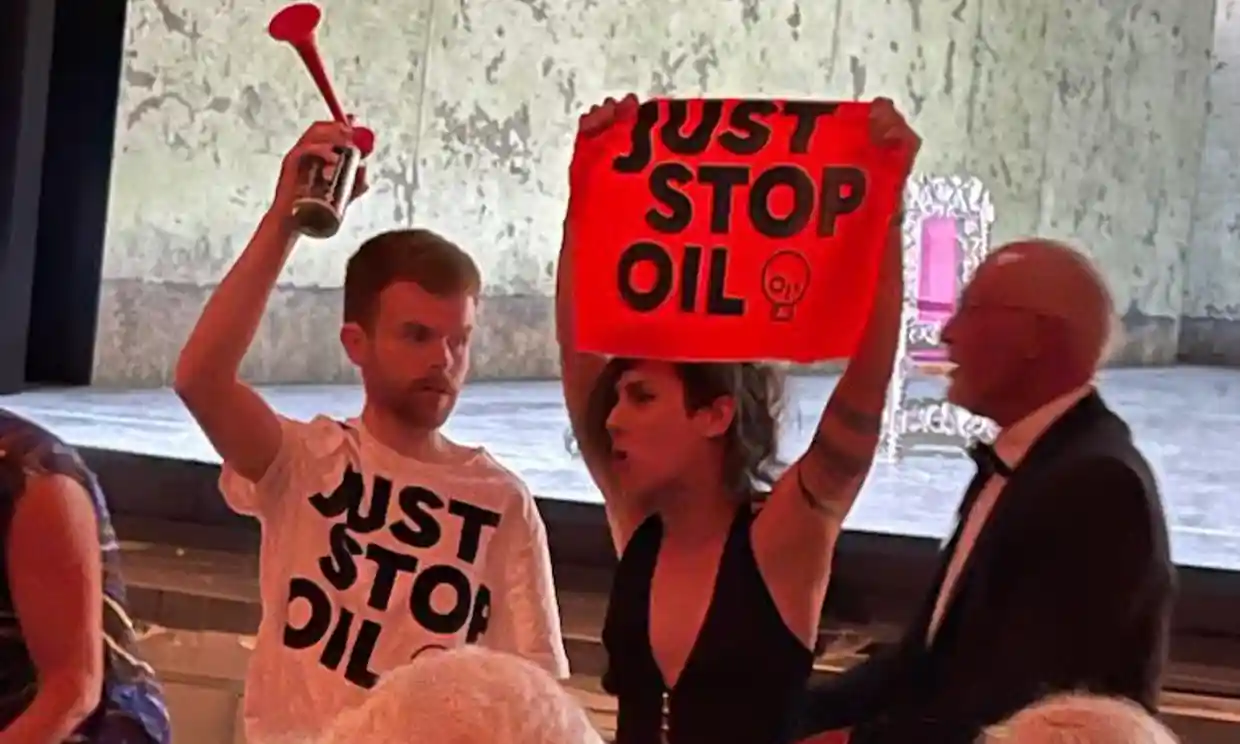 just-stop-oil-uebertrifft-sich-selbst-–-konfettibomben-in-glyndebourne,-das-sich-auf-umweltreferenzen-stolz-macht