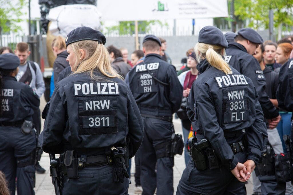 junge-blonde-polizistinnen-gegen-kriminelle-araber-ruhrpott-migrantenfehden-und-die-kapitulation-des-staates