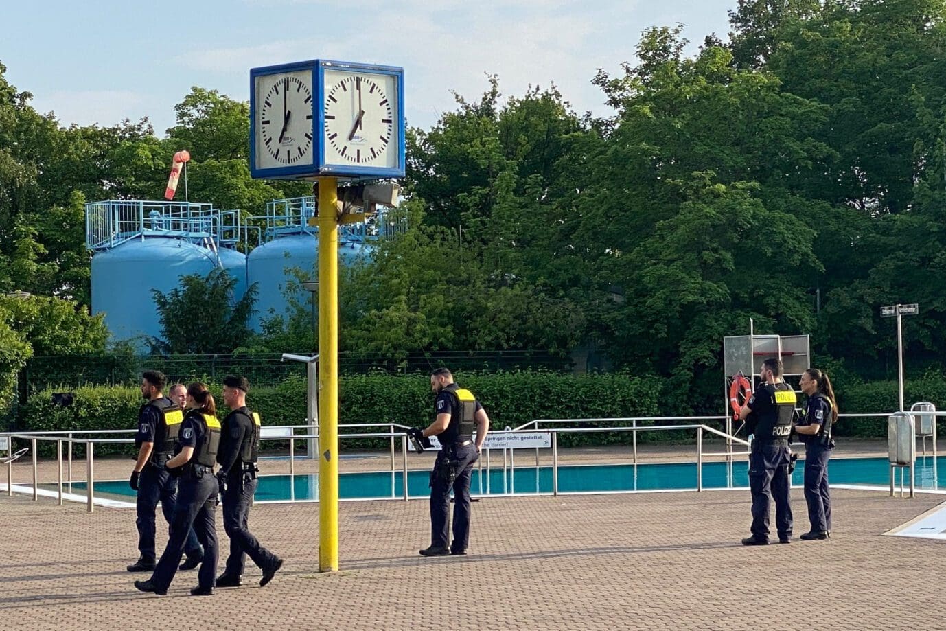 neue-gewaltexzesse:-schwimmeister-fordern-baden-unter-polizeischutz