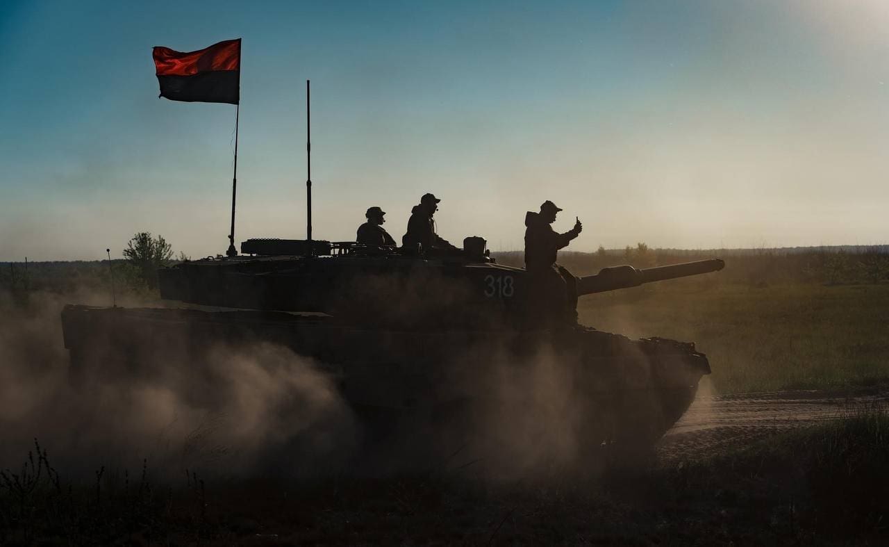 bundesverteidigungsministerium-gibt-auskunft-zu-leopard-panzer-in-der-ukraine-mit-flagge-der-faschistischen-oun-b