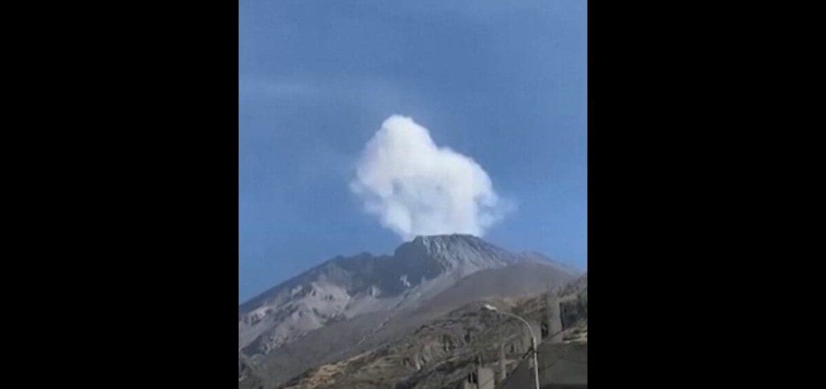 peru-vulkan-erwacht-zum-leben,-spuckt-asche-auf-staedte