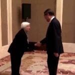 biden-finanzministerin-janet-yellen-wegen-wiederholtem-verbeugen-vor-ihrem-chinesischen-amtskollegen-in-peking-kritisiert-(video)