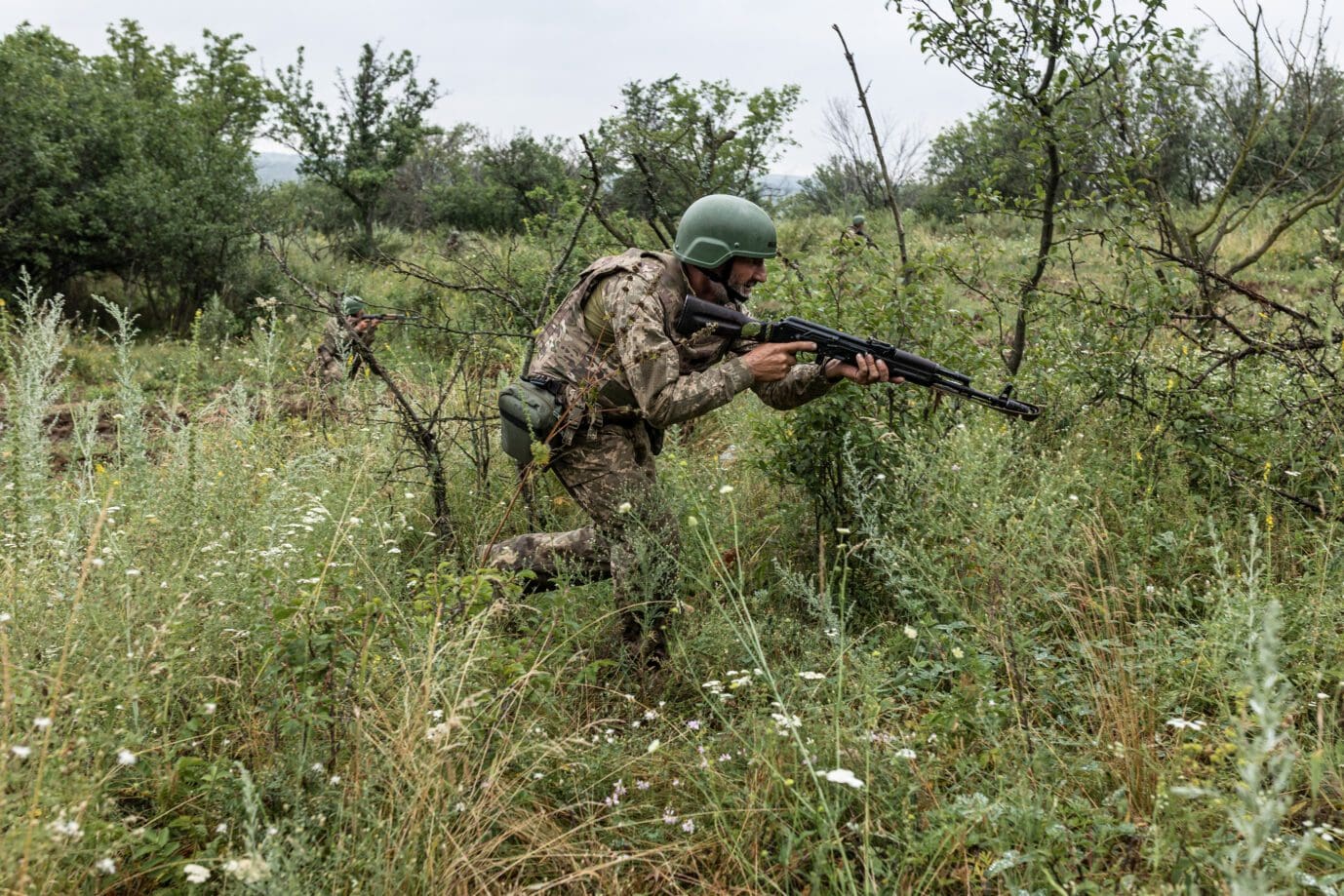 sommeroffensive:-ukraine-entsendet-ihre-truppen-durch-gefaehrliche-gebiete-in-russland
