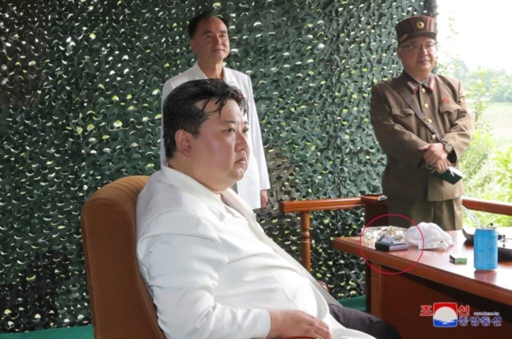 nordkoreas-kim-mit-faltbarem-smartphone-bei-icbm-start-abgebildet