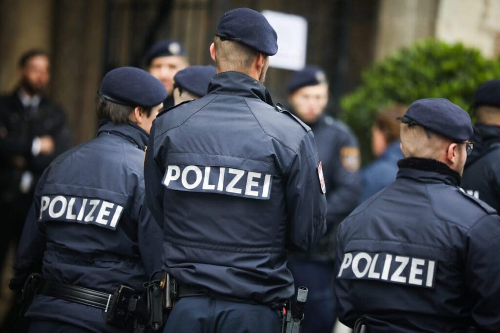 polizisten-bei-identitaeren-demo-in-wien-von-oesterreichischen-linksradikalen-angegriffen