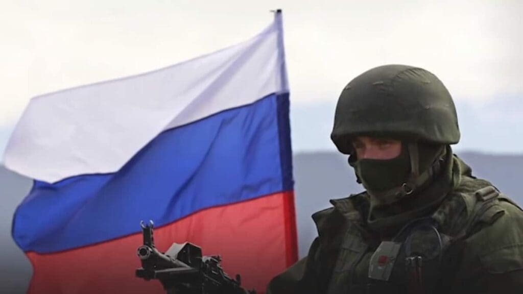 russische-regionale-miliz-erhaelt-waffen-zum-schutz-der-grenze