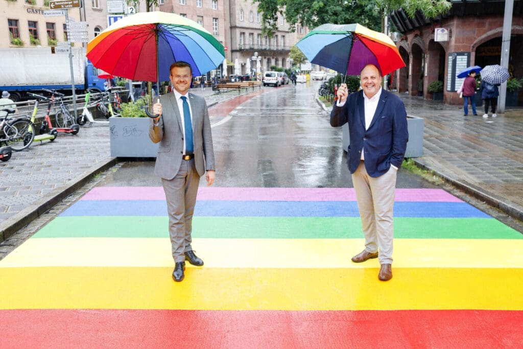 nuernberg-feiert-regenbogen-zebrastreifen-zur-unterstuetzung-der-homosexualitaet
