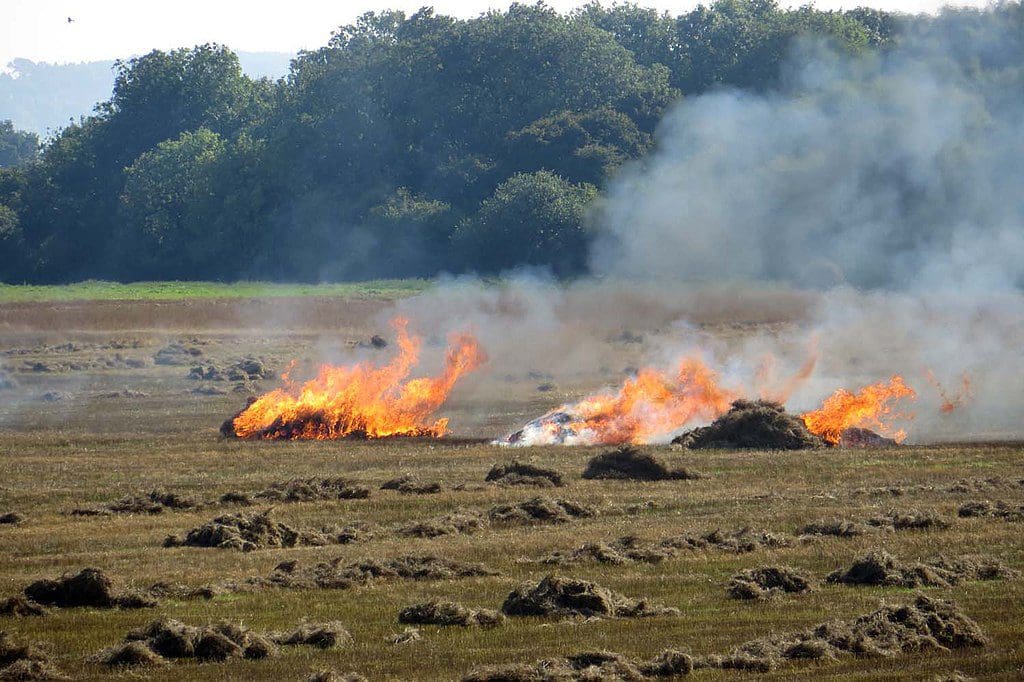 brand-auf-dem-dach-–-strohballen,-getreidefelder-und-landwirtschaftliche-maschinen-in-flammen