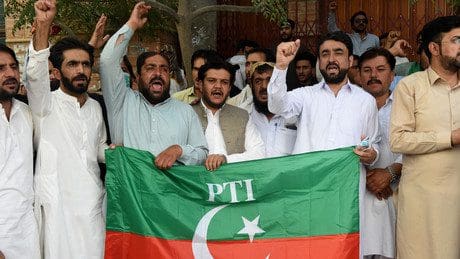 pakistans-ehemaliger-premierminister-khan-nach-dreijaehriger-haft-verurteilt-und-festgenommen