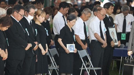 hiroshima-gedenken:-japanischer-premierminister-und-un-generalsekretaer-schweigen-ueber-die-usa