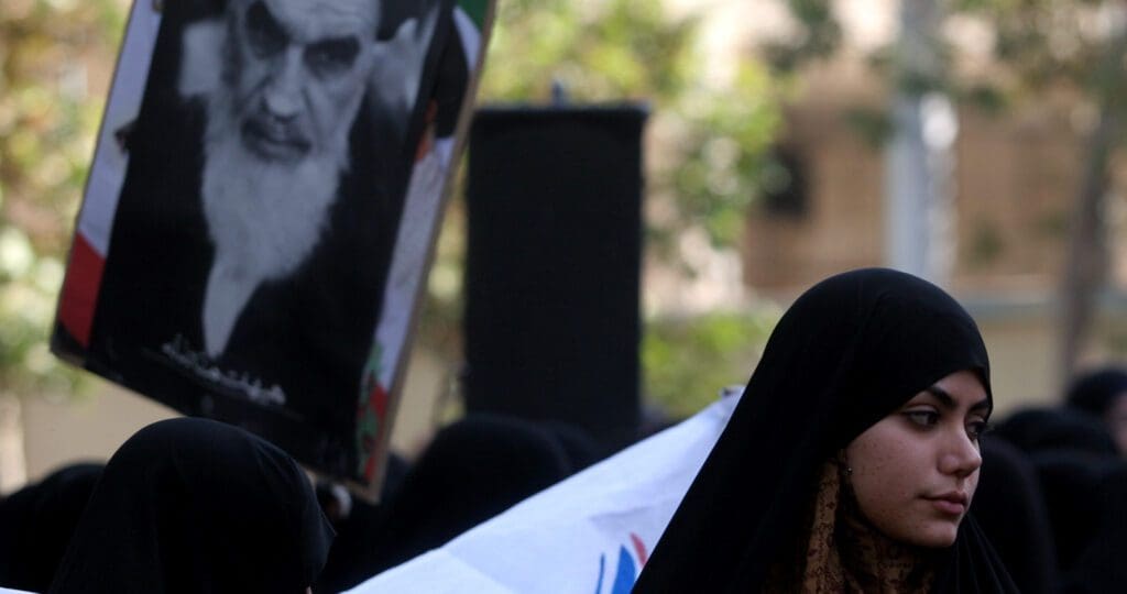 irans-hardliner-gehen-zu-hause-gegen-opposition-vor-und-suchen-im-ausland-eine-entspannung