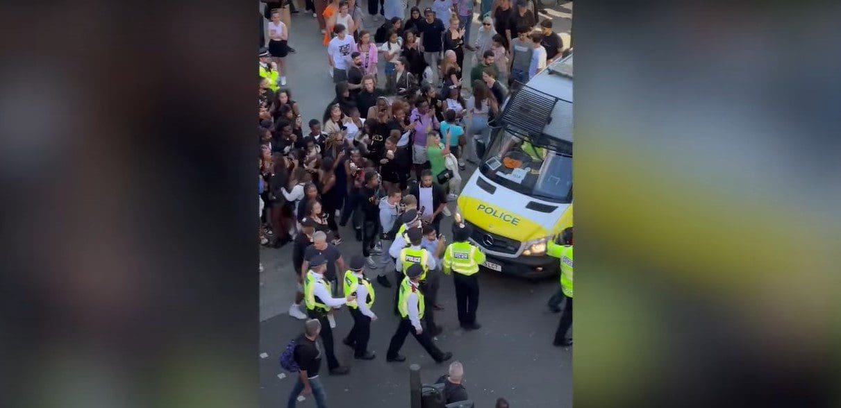 mehrere-personen-bei-unruhen-auf-londons-fuehrender-einkaufsstrasse-festgenommen