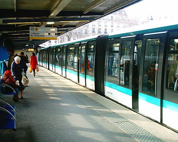 ein-unbekleideter-schwarzer-klettert-zwischen-den-gleisen-der-pariser-metro