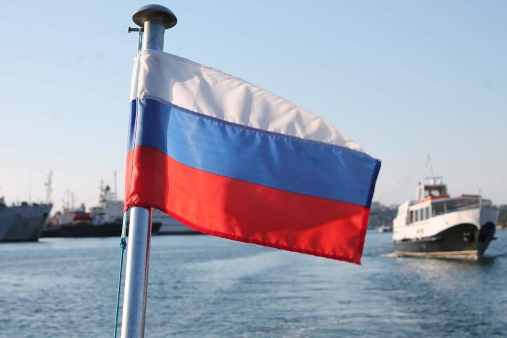 russland-gibt-an,-warnschuesse-auf-ein-frachtschiff-abgefeuert-zu-haben,-das-auf-einen-ukrainischen-hafen-zusteuert