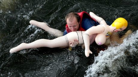 gummipuppen-schwimmwettbewerb-in-sankt-petersburg:-aufblasen-und-los-geht’s!