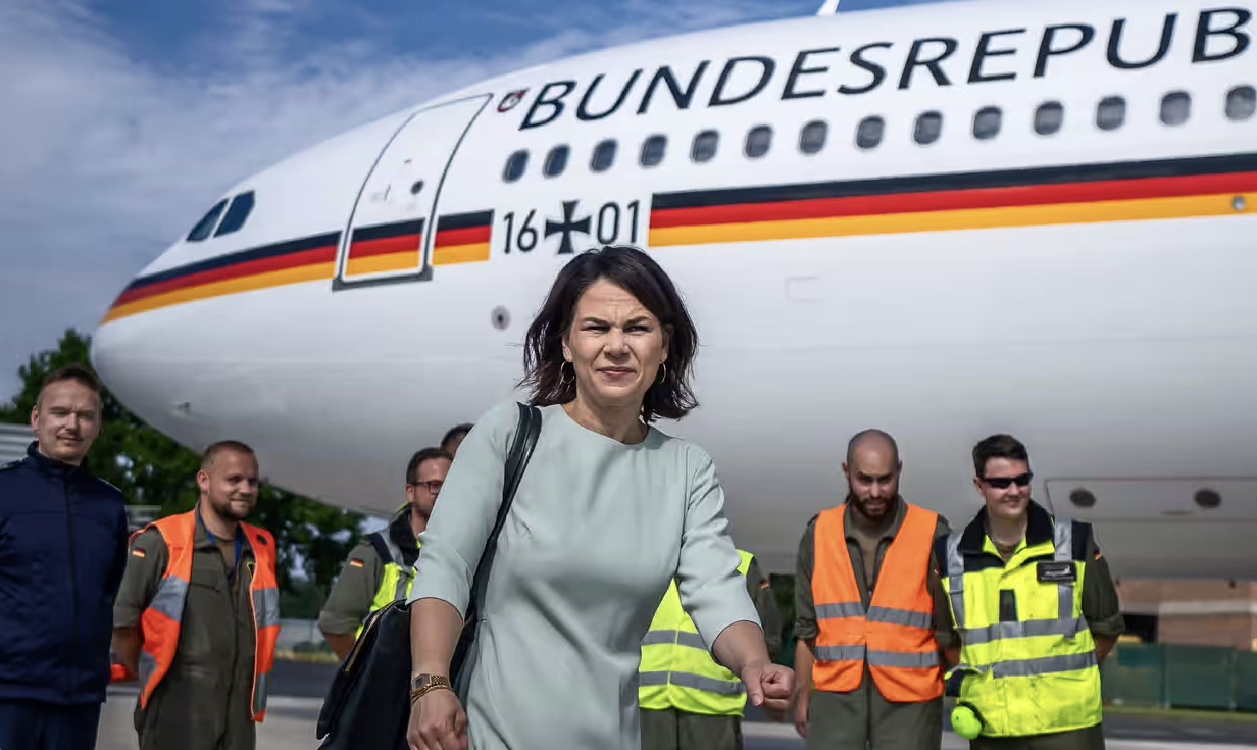 deutsches-militaerflugzeug-entlaedt-200.000-liter-flugzeugtreibstoff-in-die-atmosphaere-bei-zwei-fehlgeschlagenen-versuchen,-deutschlands-fuehrenden-gruenen-politiker-nach-australien-zu-fliegen