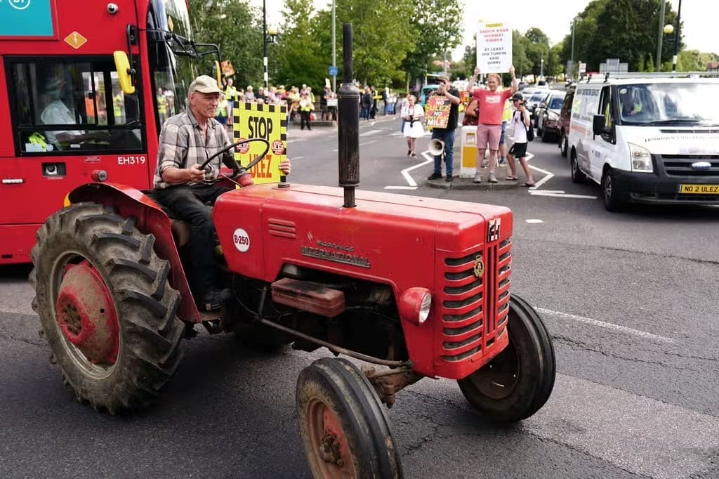 ulez-protest-mit-traktoren-und-dreirad-bringt-verkehr-zum-stillstand