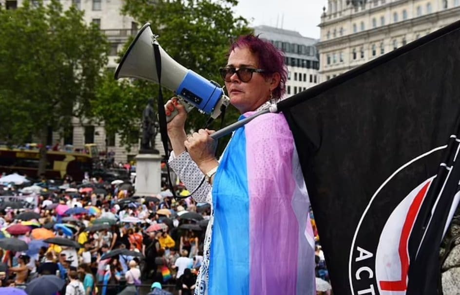 trans-aktivistin-sarah-jane-baker,-die-bei-einer-kundgebung-dazu-aufrief,-terfs-ins-gesicht-zu-schlagen,-wird-von-gesetzesverstoss-freigesprochen