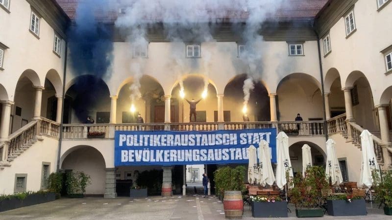 patriotische-banner-aktion-in-klagenfurt:-„politikerwechsel-anstelle-von-bevoelkerungsaustausch