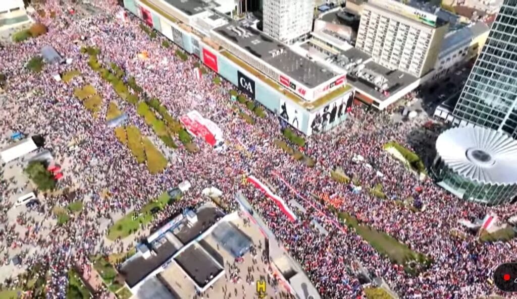 warschau:-groesste-kundgebung-zieht-eine-million-anti-regierungs-protestierende-an