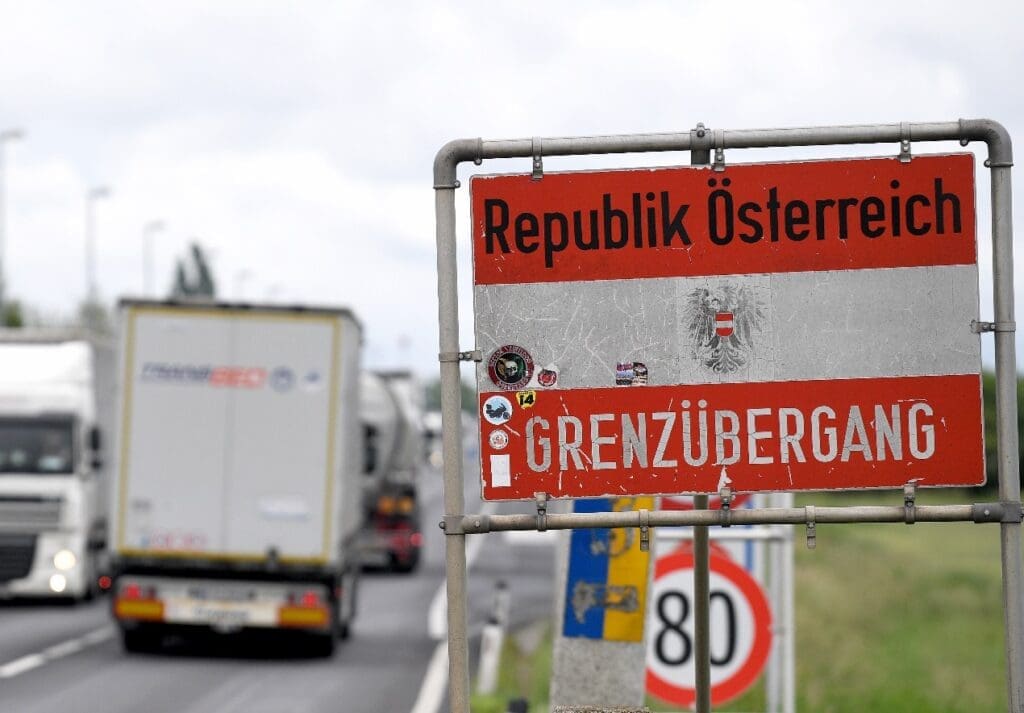 hunderte-illegaler-migranten:-oesterreich-setzt-die-grenzkontrolle-zur-slowakei-fort