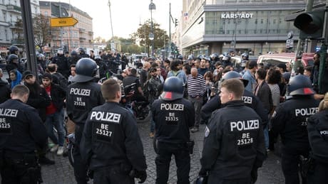 berlin:-angriff-auf-polizeiauto-mit-molotowcocktail-nach-rufen-von-„allahu-akbar